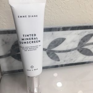 Acne safe Face Physical Sunscreen! Smooth and tint